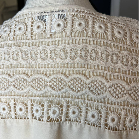 Charming Charlie Sleeveless Blouse Cream w/Crochet Lace on Back Neckline Size M - Picture 3 of 6